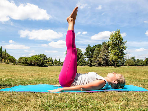 kobieta z nogami w górze