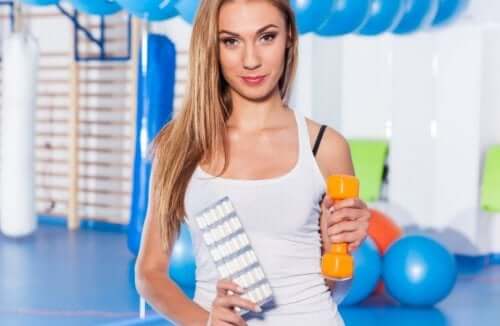 Kobieta z suplementami - suplementy crossfit