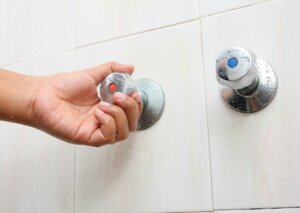 odkręcanie kurków wody