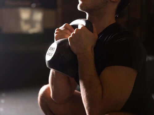 mężczyzna z ciężarkiem