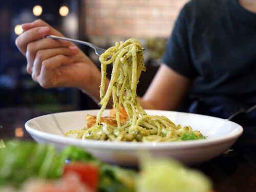 Węglowodany spożywane wieczorem: czy należy ich unikać?