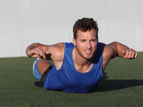 Mężczyzna unosi tułów na leżąco