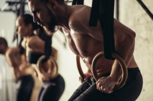 Podciąganie na siłowni, taśmy