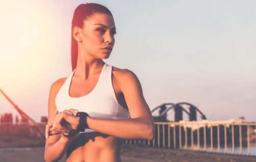 Biegaczka na tle miasta - koncentracja w sporcie