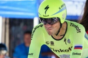 cyklista po wypiciu napoju izotonicznego