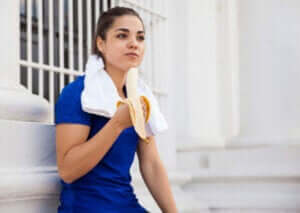 kobieta jedząca banana