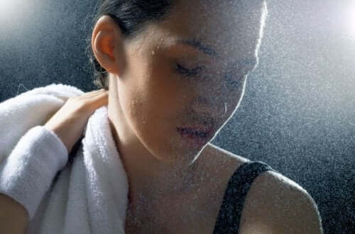 Kobieta wycierająca szyję