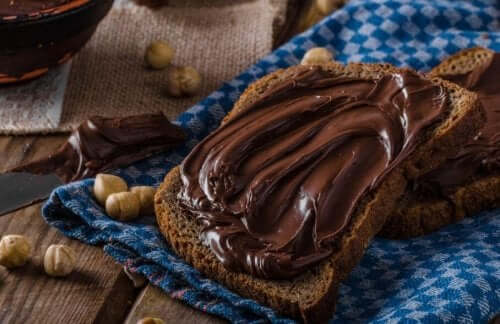 Nutella na chlebie pełnoziarnistym - jak zrobić własną Nutellę?