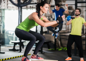 Przysiad kobieta na siłowni