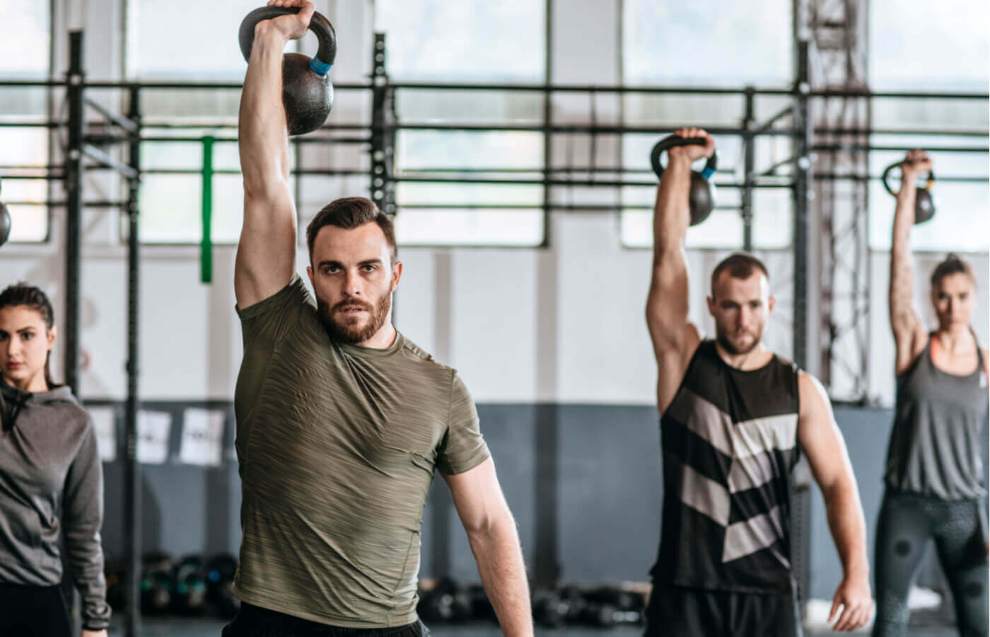 trenujący mężczyźni - suplementy potreningowe