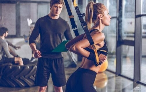 Na czym polega trening TRX? Poznaj jego korzyści i zalety