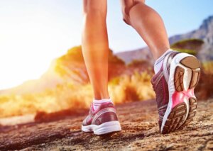 Nogi kobiety podczas spaceru