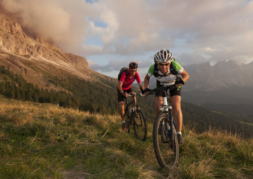 Para jedzie w górach na rowerze