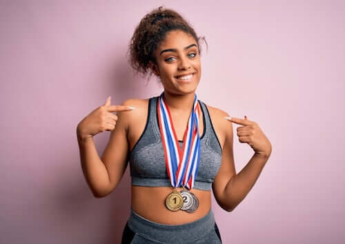 kobieta z medalami i automotywacja