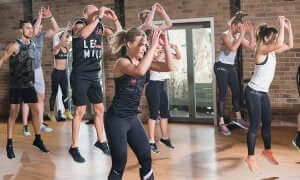 ludzie podczas ćwiczeń hiit