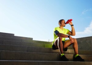 Mężczyzna pije wodę