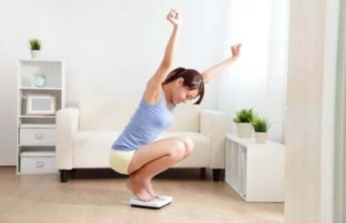 Szczęśliwa kobieta na wadze