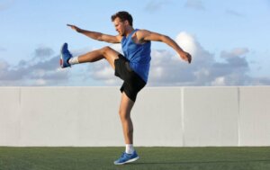 Mężczyzna robi wyrzuty nogami, rozciąga się