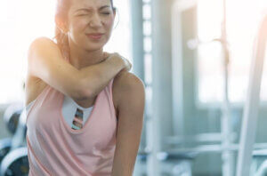 Szkodliwe ćwiczenia na siłowni – uważaj na nie!