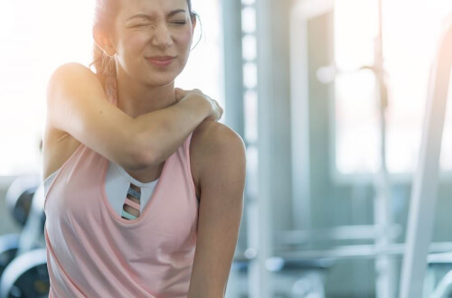 Szkodliwe ćwiczenia na siłowni – uważaj na nie!
