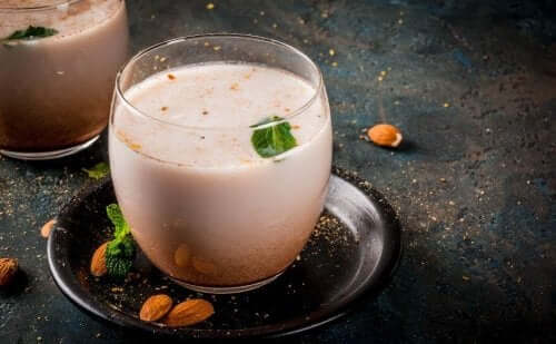 skondensowane mleko z migdałami