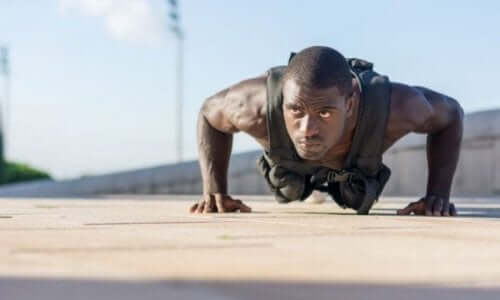 Kamizelka z obciążeniem – jakie zalety ma trening z nią?