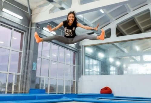Kobieta skacząca na trampolinie
