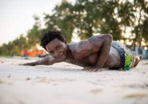 Kalistenika na mięśnie klatki piersiowej – 4 ćwiczenia