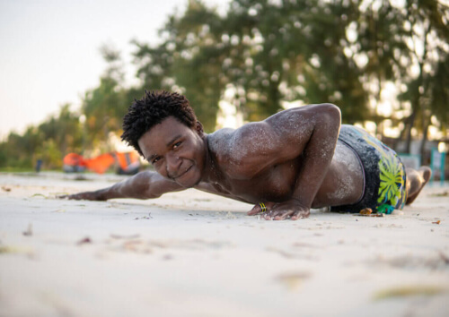 Kalistenika na mięśnie klatki piersiowej – 4 ćwiczenia