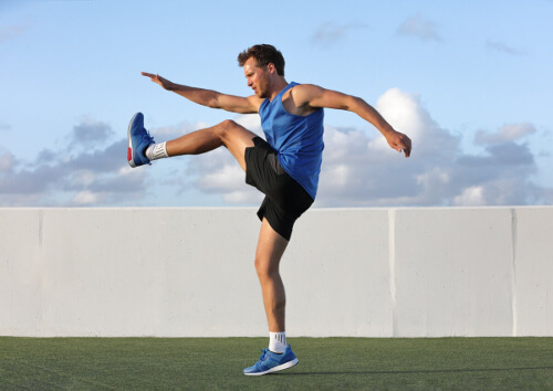 Mężczyzna przeprowadza rozgrzewkę