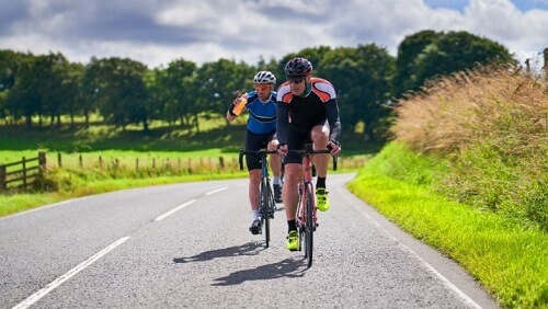 Rowerzyści w plenerze