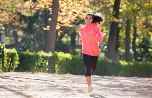 Kobieta biegnąca pod górę