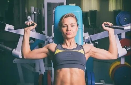 Kobieta na siłowni - rozwijać się podczas ćwiczeń