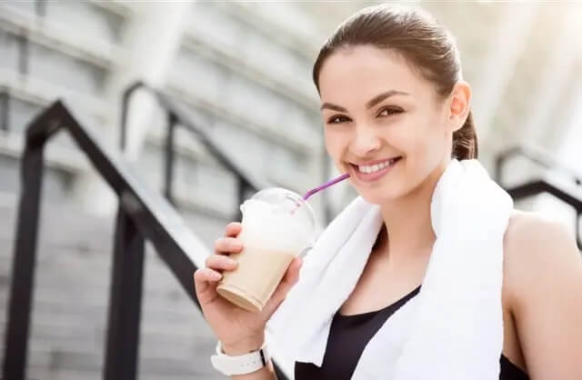 Kobieta pijąca po treningu