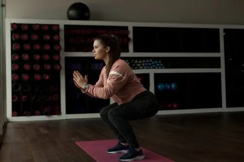 Kobieta robiąca przysiady