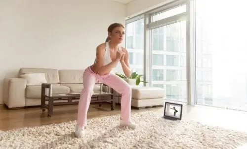 Kobieta robiąca przysiady - ćwiczenia do wykonywania w domu
