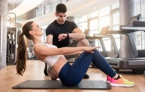 Kobieta z trenerem - rozwijać się podczas ćwiczeń