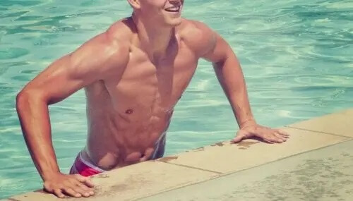 Mężczyzna wychodzący z basenu