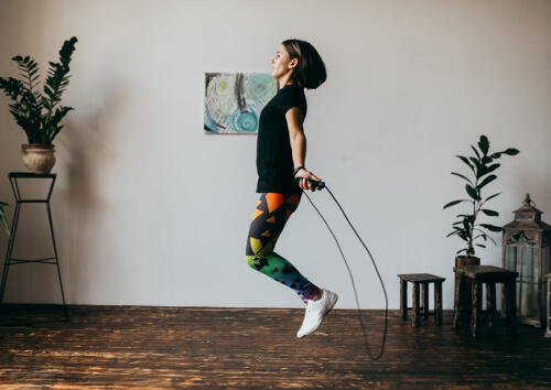 Kobieta skacze na skakance