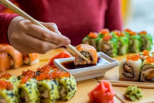 Sushi maczane w sosie sojowym