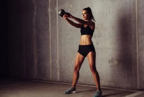 Wymachy z kettlebellem