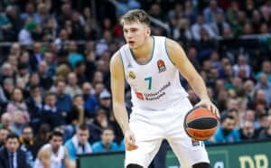 Dryblujący koszykarz - obecność publiczności podczas meczu